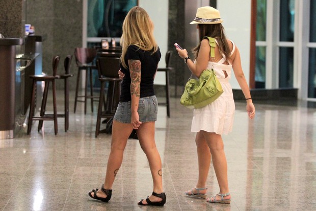 Giovanna Lancellotti passeia com amigos em shopping do Rio (Foto: Marcello Sá Barreto / Photo Rio News)