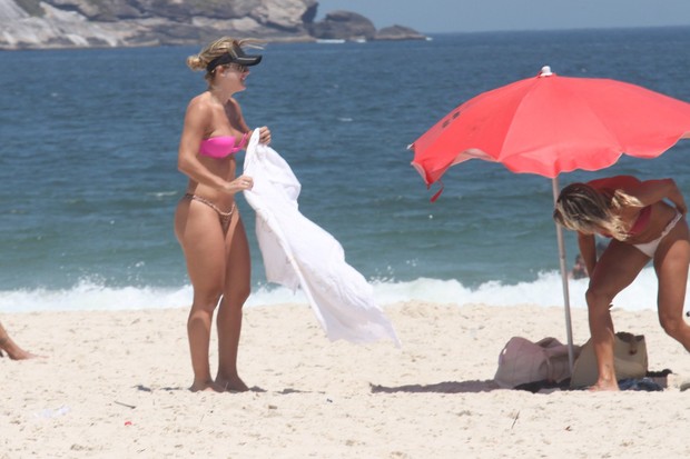 Mirella Santos em praia no Rio (Foto: Marcos Ferreira/Photo Rio News)