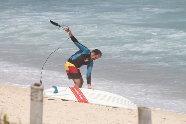 Humberto Martins surfa na praia da Macumba, no Rio (Foto: Dilson Silva / AgNews)