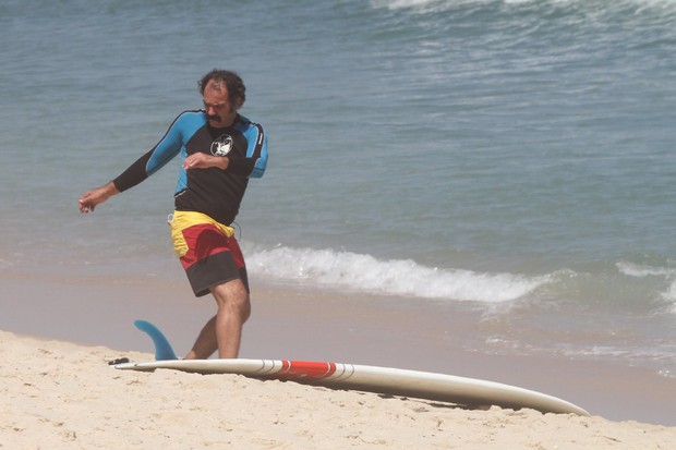 Humberto Martins surfa na praia da Macumba, no Rio (Foto: Dilson Silva / AgNews)