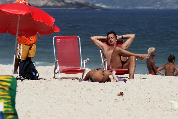 Eduardo Galvão curte praia no Rio (Foto: Clayton Militão / Photo Rio News)