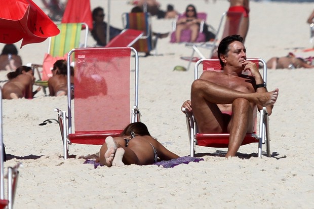 Eduardo Galvão curte praia no Rio (Foto: Clayton Militão / Photo Rio News)