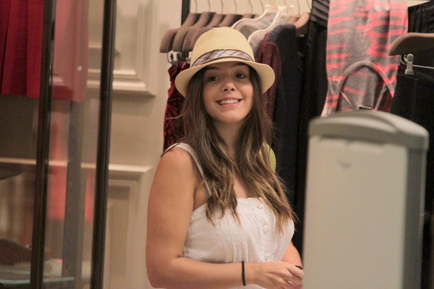 Giovanna Lancellotti faz compras em shopping do Rio (Foto: Marcello Sá Barreto / Photo Rio News)