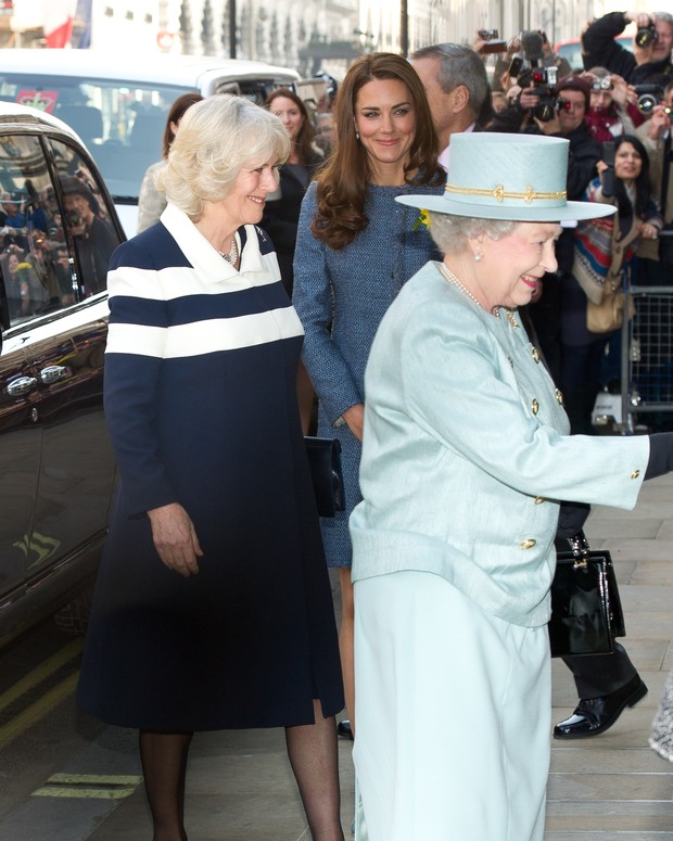 Kate Middleton, Camila Parker-Bowles e Rainha Elisabeth vão a loja juntas (Foto: Getty Images)