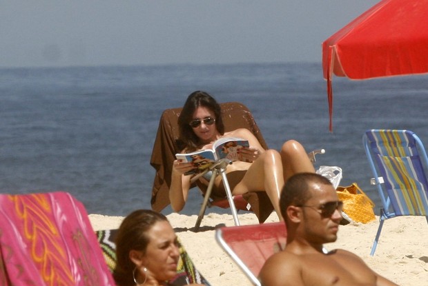 Glenda Koslowski lê na praia de Ipanema (Foto: Edson Teófilo / Photo Rio News)