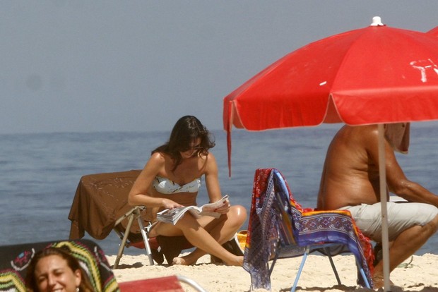 Glenda Koslowski lê na praia de Ipanema (Foto: Edson Teófilo / Photo Rio News)