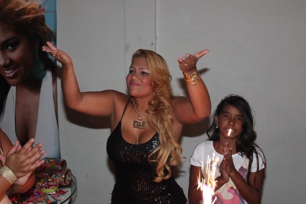 Yani de Simone, a Mulher Filé, em sua festa de 23 anos (Foto: Bru Chaves/ Divulgação)