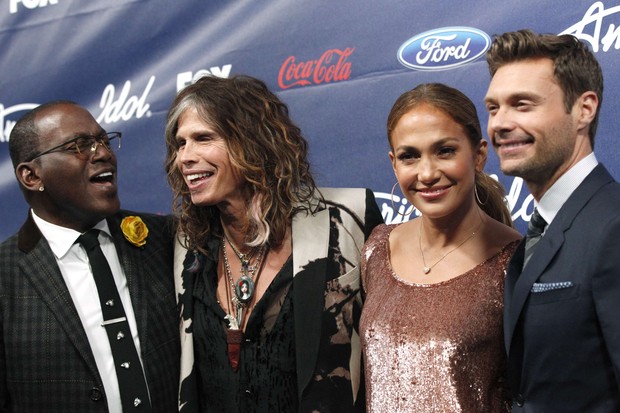 Os jurados do “American Idol” Randy Jackson, Steven Tyler, e Jennifer Lopez com o apresentador Ryan Seacrest em Los Angeles, nos EUA (Foto: Reuters/ Agência)