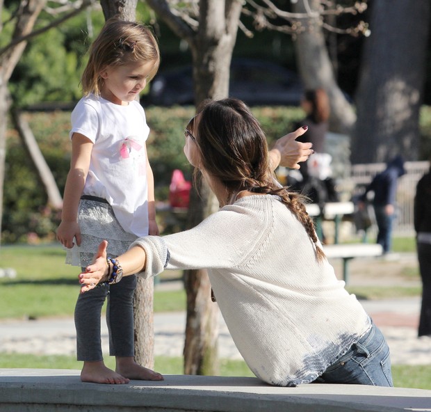 Grávida, Alessandra Ambrósio com a filha Anja em Los Angeles, nos EUA – X17 (Foto: X17/ Agência)