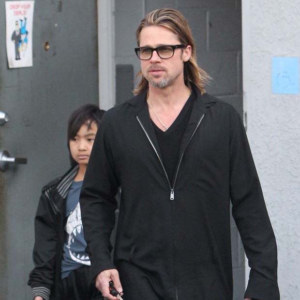 Brad Pitt com o filho Maddox em uma loja de instrumentos em Los Angeles, nos Estados Unidos - X17 (Foto: X17/ Agência)