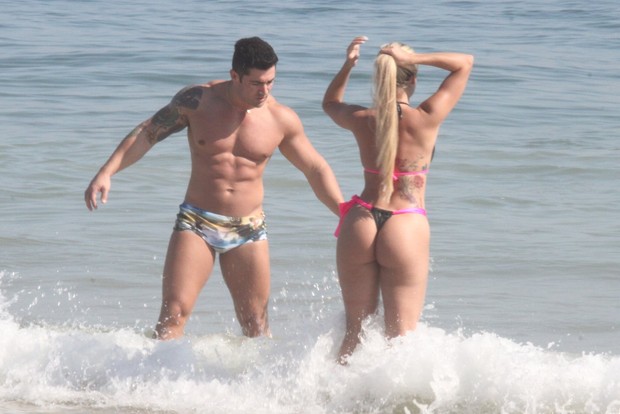 Aryane Steinkopf curte praia com o namorado no Rio (Foto: Marcos Ferreira / Photo Rio News)