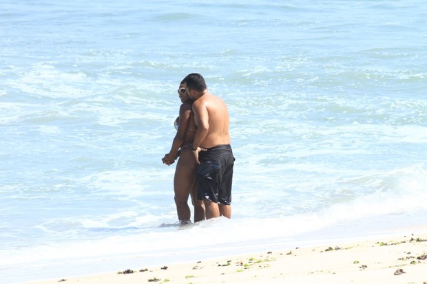 Adriana Bombom com namorado na praia (Foto: Jeferson Ribeiro / AgNews)