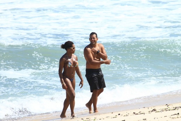 Adriana Bombom com namorado na praia (Foto: Jeferson Ribeiro / AgNews)