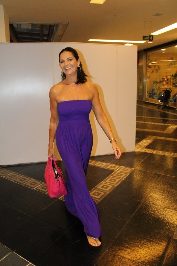 Luiza Brunet passeia por shopping do Rio (Foto: Daniel Delmiro / AgNews)
