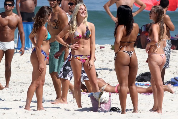 Fiorella Mattheis grava 'Fina Estampa' em praia da Barra (Foto: Clayton Militão / Photo Rio News)