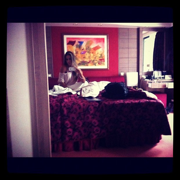 Mayra Cardi posta foto no quarto (Foto: Twitter / Reprodução)