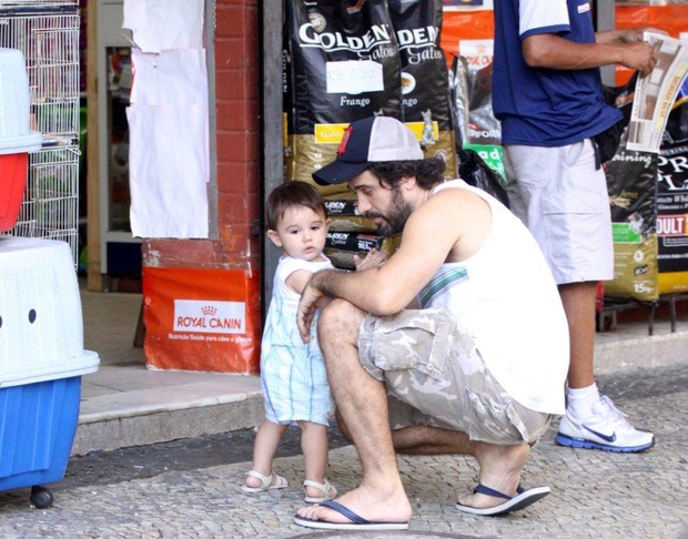 Eriberto Leão brinca com o filho em frente a loja de animais, no Rio (Foto: Alice Silva / AgNews)