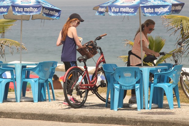Marina Ruy Barbosa anda de bicicleta com a mãe na orla carioca (Foto: Marcos Ferreira/Photo Rio News)