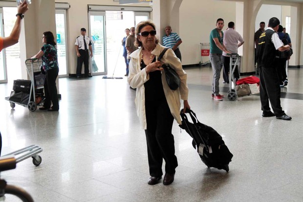 Eva Wilma no aeroporto de Congonhas (Foto: Orlando Oliveira / AgNews)