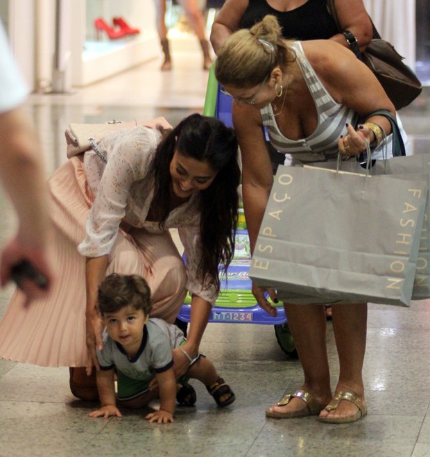 Juliana Paes passeia com o filho em shopping do Rio (Foto: Marcus Pavão / AgNews)