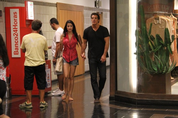 Carlos Machado passeia com namorada em shopping do Rio (Foto: Daniel Delmiro / AgNews)