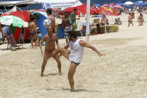 Thierry Figueira joga futevôlei na praia do Leblon (Foto: Edson Teófilo/Photo Rio News)