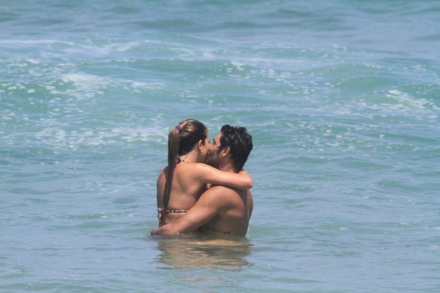 Victor Pecorato e a esposa em praia carioca (Foto: delson Silva/Ag News)