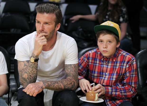 David Beckham vai com o filho Brooklyn a jogo de basquete em Los Angeles, nos Estados Unidos (Foto: Reuters/ Agência)