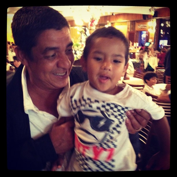 Zeca Pagodinho e o neto em churrascaria no Rio (Foto: Twitter / Reprodução)