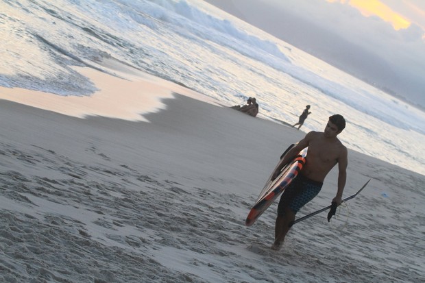 Caio Castro na praia da Barra (Foto: Dilson Silva / AgNews)