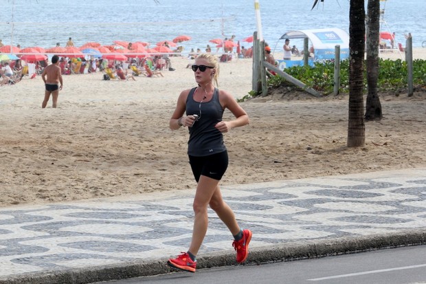 Fiorella Mattheis corre na orla do Leblon (Foto: Wallace Barbosa / AgNews)