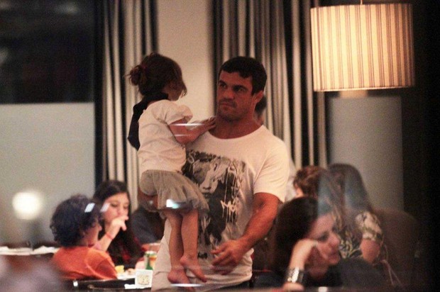 Vitor Belfort e Joana Prado jantam com os filhos e amigos em São Paulo (Foto: Orlando Oliveira/Ag News)