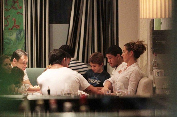 Vitor Belfort e Joana Prado jantam com os filhos e amigos em São Paulo (Foto: Orlando Oliveira/Ag News)