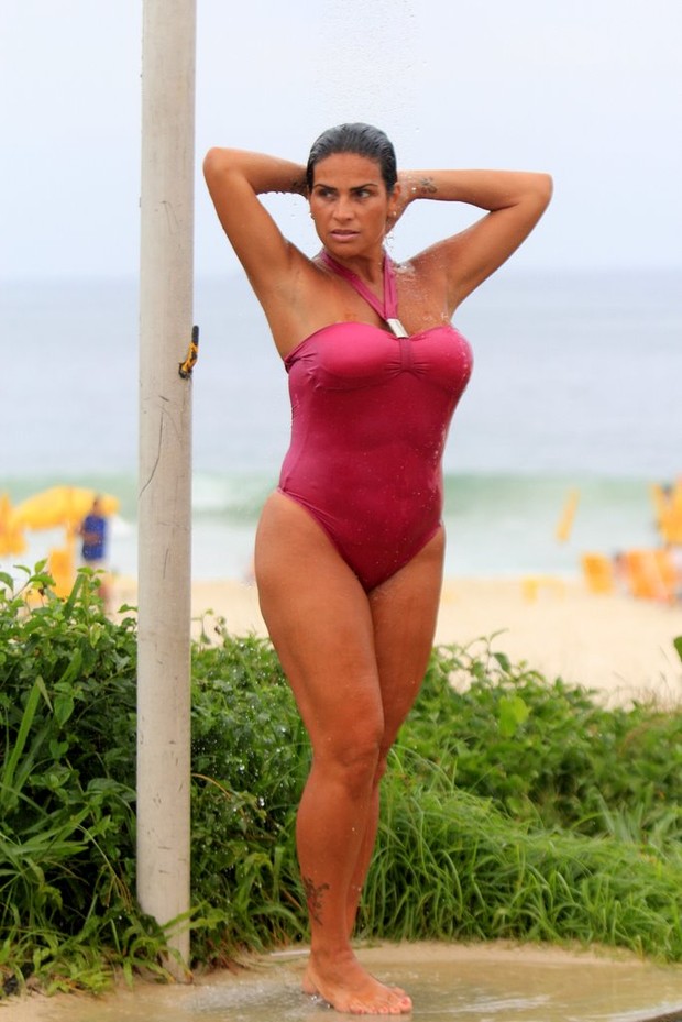 Solange Gomes na praia da Barra (Foto: Rodrigo dos Anjos / AgNews)