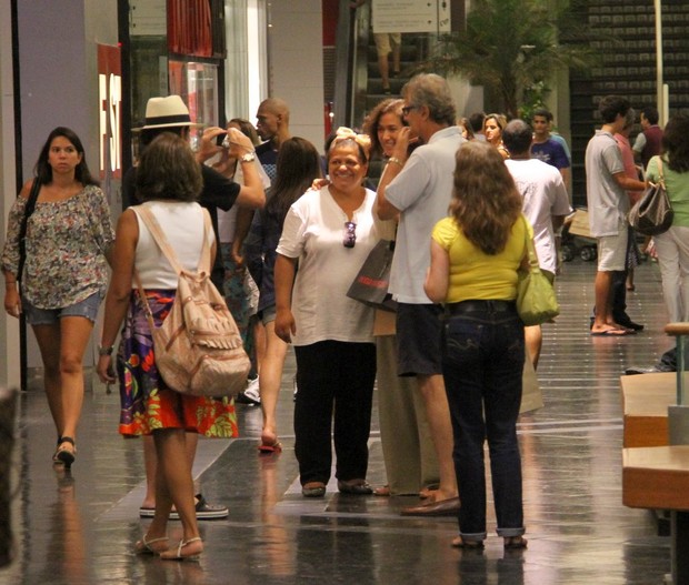 Lilia Cabral posa com fãs para foto em shopping no Rio (Foto: Daniel Delmiro/ Ag. News)