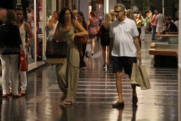 Lilia Cabral posa com o marido Iwan Figueiredo em shopping no Rio (Foto: Daniel Delmiro/ Ag. News)