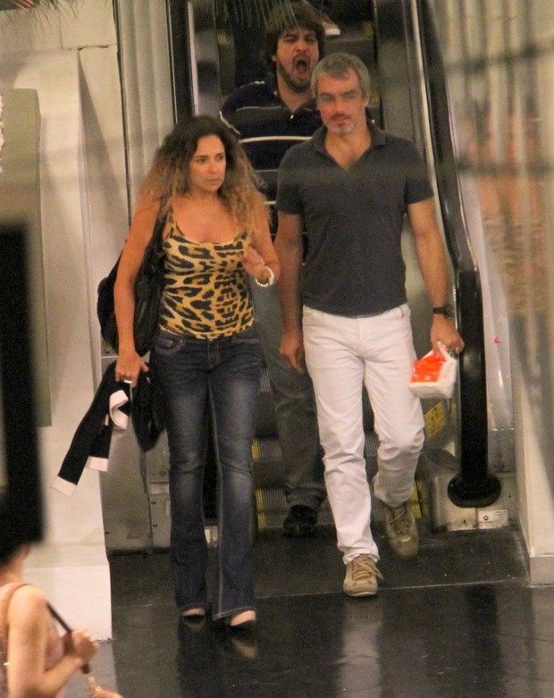 Daniela Mercury com o marido Marco Scabia em shopping no Rio (Foto: Daniel Delmiro/ Ag. News)
