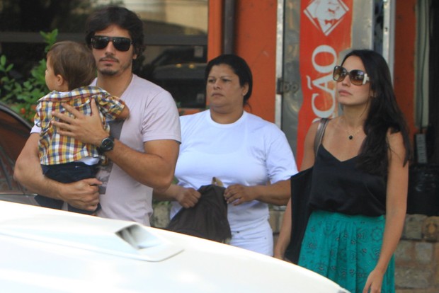 Juliana Knust vai com a família à churrascaria do Rio (Foto: Delson Silva / Ag News)