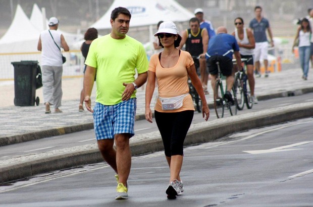 Zeca Camargo caminha pela orla do Leblon, no Rio (Foto: J. Humberto/Ag News)