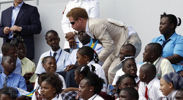 Príncipe Harry em visita a Nassau, nas Bahamas (Foto: Reuters / Agência)