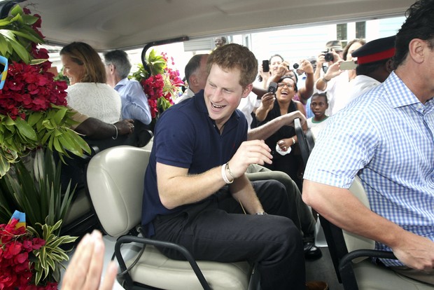 Príncipe Harry durante visita às Bahamas (Foto: Reuters)