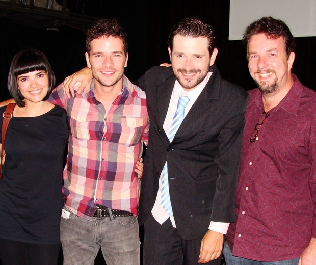Vanessa Giácomo e Daniel Oliveira com os atores de 'Olá, Pessoa' (Foto: Junior Godim/Divulgação)