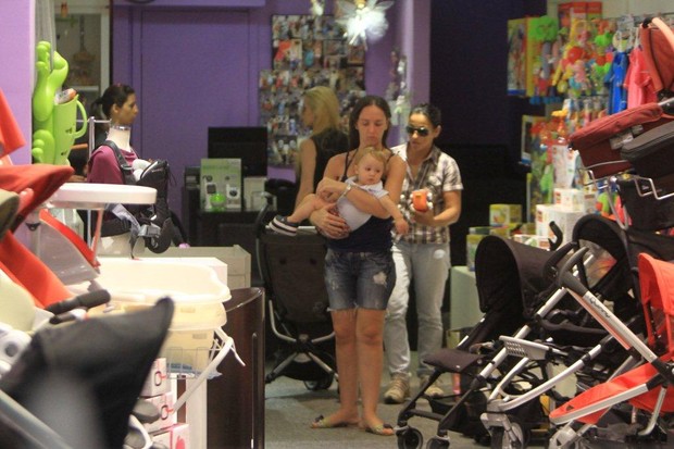 Danielle Winits com filho no Shopping - RJ (Foto: Marcus Pavão)