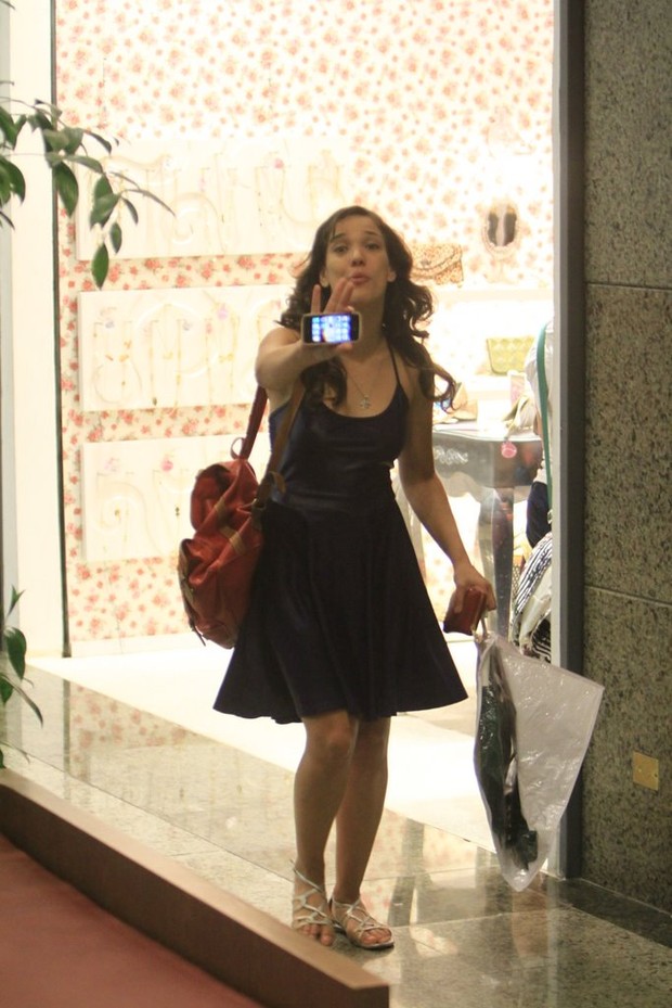 Adriana Birolli passeia em shopping do Rio (Foto: Delson Silva / Ag News)