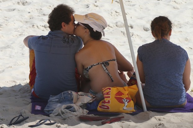 Adriana Birolli com o namorado na praia da Barra (Foto: Dilson Silva / AgNews)