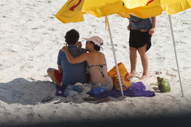 Adriana Birolli com o namorado na praia da Barra (Foto: Dilson Silva / AgNews)