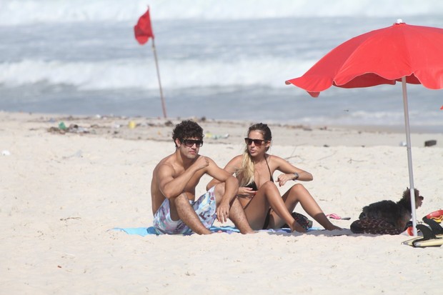 Caio Castro na praia da Barra (Foto: Dilson Silva / AgNews)