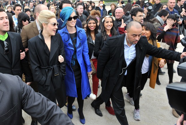 Katy Perry causa tumulto ao deixar desfile da grife Viktor and Rolf, em Paris (Foto: Grosby Group)