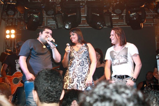 A ex-BBB Analice com a dupla sertaneja Relber e Allan (Foto: Judson Fagundes / Divulgação)