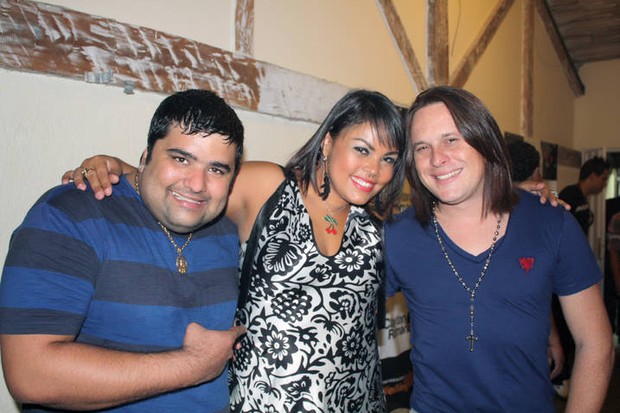 A ex-BBB Analice com a dupla sertaneja Relber e Allan (Foto: Judson Fagundes / Divulgação)